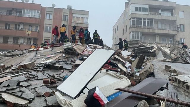 gempa turki-suriah menyebabkan berjatuhan banyak korban 