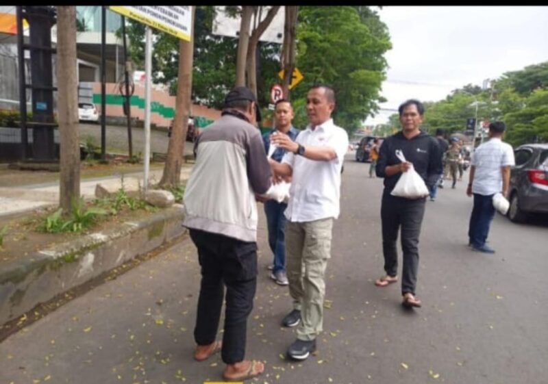 Kasatpol PP Kota Makassar membagikan paket sembako ke warga kurang mampu