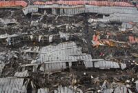 pasca kebakaran pasar sentral makassar meratakan kios-kios pedagang